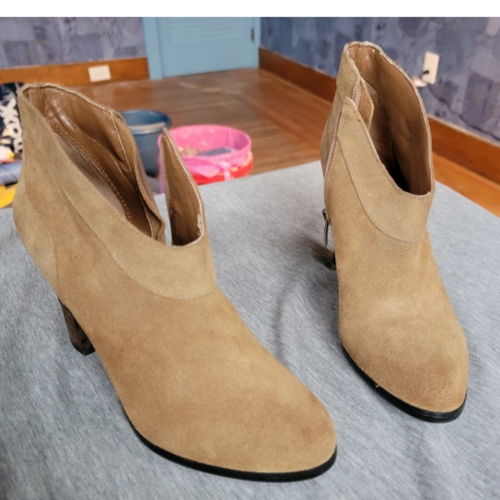 CROWN VINTAGE beige ankle boots with heel, size 8M